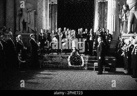 Carl XVI Gustaf, König von Schweden. Geboren am 30. april 1946. Abbildung bei der feierlichen Eröffnung des schwedischen parlaments 1966. König Gustaf VI. Adolf sitzt in der Mitte auf einem Thron, von wo aus er seine Rede vor dem parlament hielt. Stockfoto