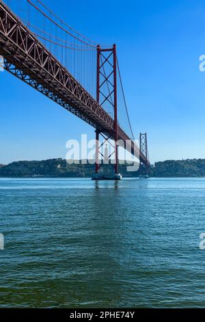 Die Ponte 25 de Abril Hängebrücke verbindet Lissabon mit Almada über den Fluss Tejo. Das Oberdeck ist für den Straßenverkehr, das Unterdeck für Züge. Stockfoto