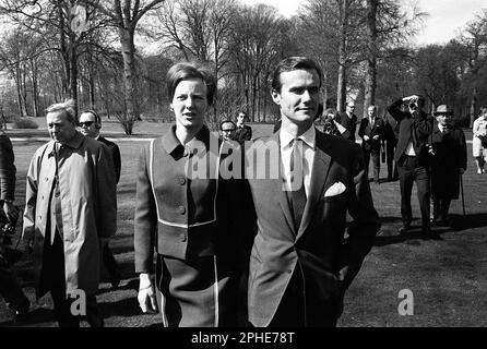 Margrethe II von Dänemark. Mit Henri de Laborde de Monpezat im Fredensborg-Palast in Kopenhagen im Frühjahr 1967, wo das Paar seine Hochzeit am 10 1967. juni ankündigt. Zu dieser Zeit war Margrethe Kronprinzessin und Thronerbin, sie wurde am 15. januar 1972 Königin von Dänemark. Stockfoto