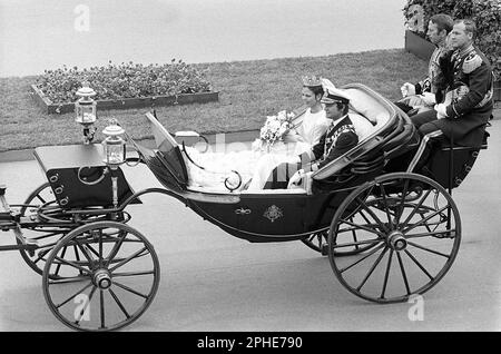 Hochzeit von Carl XVI Gustaf und Silvia Sommerlath. Carl XVI Gustaf, König von Schweden. Geboren am 30. april 1946. Die Hochzeit am 19. juni 1976 in Stockholm. Königin Silvia in ihrem Hochzeitskleid mit König Carl XVI Gustaf. Stockfoto