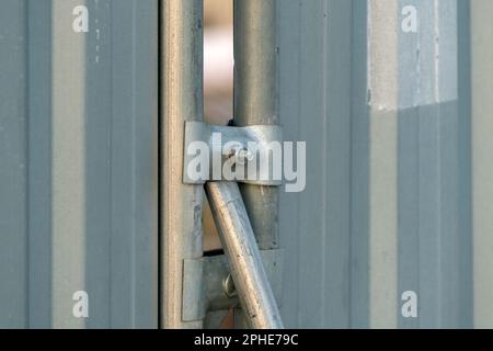 Zäune auf der Baustelle, Hortenbleche und Stützrohr hinten, selektiver Fokus Stockfoto