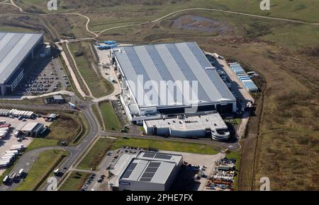 Luftaufnahme des Versandzentrums des Amazon MAN3 Warehouse in der Nähe der M61 in Bolton, Greater Manchester Stockfoto