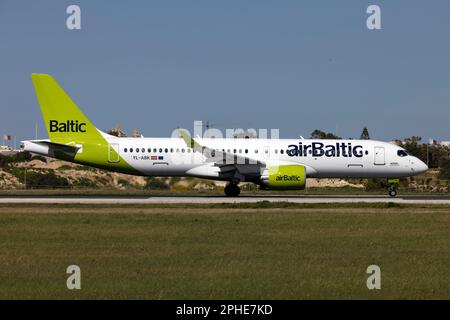 Air Baltic Airbus A220-371 (REG: YL-ABK), der einen Flug mit Swiss Air durchführt. Stockfoto