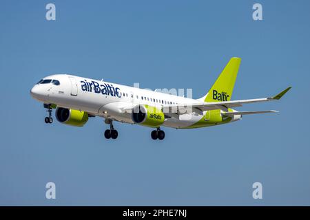 Air Baltic Airbus A220-371 (REG: YL-ABK), der einen Flug mit Swiss Air durchführt. Stockfoto