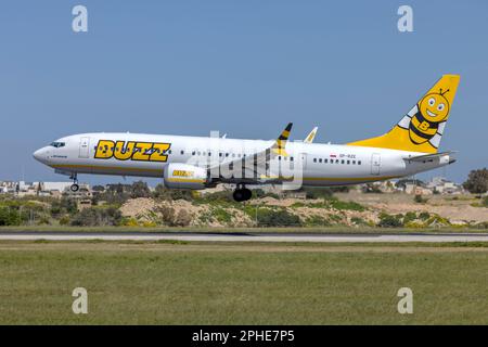 Buzz (Ryanair) Boeing 737-8 MAX 200 (Reg.: SP-RZE) Landebahn 31 an einem sonnigen Frühlingsnachmittag. Stockfoto