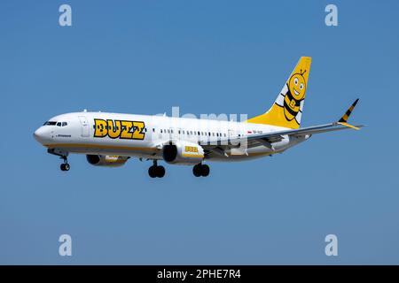 Buzz (Ryanair) Boeing 737-8 MAX 200 (Reg.: SP-RZE) Landebahn 31 an einem sonnigen Frühlingsnachmittag. Stockfoto