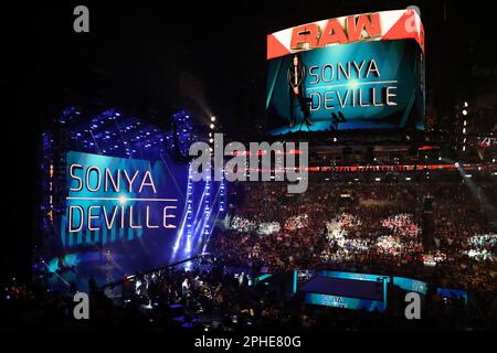 Phoenix, Arizona, USA. 27. März 2023. PHOENIX, ARIZONA - 27. MÄRZ: WWE WrestleMania RAW im Footprint Center am 27. März 2023 in Phoenix, Arizona, USA. (Kreditbild: © Alejandro Salazar/PX Imagens via ZUMA Press Wire) NUR REDAKTIONELLE VERWENDUNG! Nicht für den kommerziellen GEBRAUCH! Kredit: ZUMA Press, Inc./Alamy Live News Stockfoto