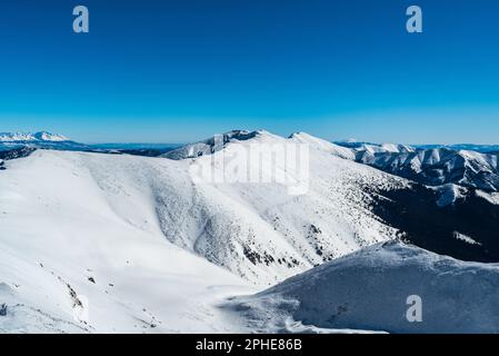 Polana, Derese, Chopok und Kralova Hola Hügel in NiedrigTatra, Teil der Hohen Tatra und untere Gebirgsketten vom Kotliska Hügel im Winter Niedrigste Tatra mou Stockfoto