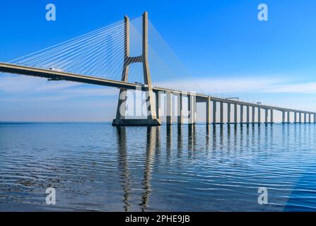 Vasco da Gama Bridge - eine Seilbahnbrücke mit Viadukten auf beiden Seiten. Erstreckt sich über den Tejo in Lissabon. Derzeit die längste Brücke in der EU. Stockfoto