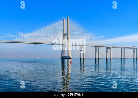 Vasco da Gama Bridge - eine Seilbahnbrücke mit Viadukten auf beiden Seiten. Erstreckt sich über den Tejo in Lissabon. Derzeit die längste Brücke in der EU. Stockfoto