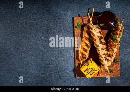Lula Kebab, Shish Kebab auf Spieße mit Hackfleisch, mit griiled Mais, Grill Party und bbq-Menü Hintergrund Draufsicht Copy Space Stockfoto