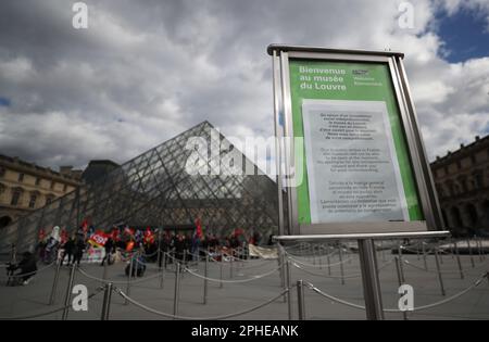 Paris, Frankreich. 27. März 2023. Während der Blockierung des Zugangs zum Louvre durch Demonstranten, die gegen die Rentenreform der Regierung demonstrieren, wurde am 27. März 2023 in Paris, Frankreich, eine Dienstenthebung angekündigt. Kredit: Gao Jing/Xinhua/Alamy Live News Stockfoto