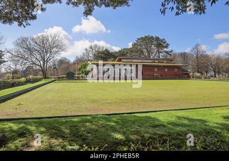 Das Pavilion Cafe in Devonport Park, Plymouth, ist ein beliebter Ort zum Ausruhen und Genießen von Erfrischungen. Das zeitgenössische Holzgebäude ist beides ein Café Stockfoto