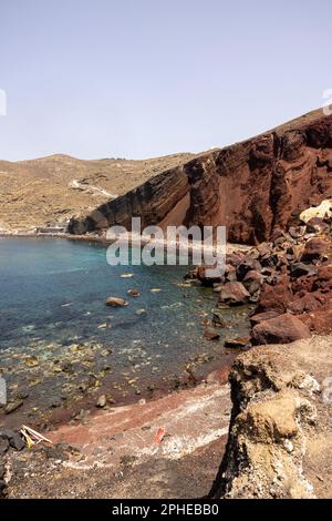 Santorini, Griechenland - 01. Juli 2021: Der berühmte Rote Strand an der Südküste der Insel Santorini, Kykladen, Ägäis. Stockfoto