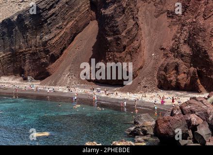 Santorini, Griechenland - 01. Juli 2021: Der berühmte Rote Strand an der Südküste der Insel Santorini, Kykladen, Ägäis. Stockfoto