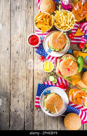 Feier Des Unabhängigkeitstages, 4. Juli. Traditionelles amerikanisches Memorial Day Patriotisches Picknick mit Burgern, pommes Frites und Snacks, Sommer-USA-Picknick und Stockfoto