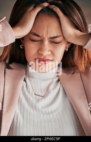 Kopfschmerzen, Schmerzen und Geschäftsfrau fühlen sich gestresst und frustriert von der Arbeit. Angestellte, junge Frau und Migräne eines müden Arbeiters mit einem Geistesgestörten Stockfoto