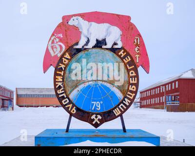 Legendäres Wappen der Stadt. Pyramiden, verlassene russische Bergbausiedlung am Billefjorden, Insel Spitzbergen im svalbard-Archipel. A Stockfoto