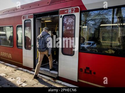 ZETTEN - Ein Reisender steigt auf dem Weg von Arnheim nach Tiel in einen Arriva-Zug. Der Eisenbahntransporteur Arriva versucht, über das Gericht, wo die NS noch immer regiert, einen besseren Zugang zum Haupteisenbahnnetz zu erlangen. ANP SEM VAN DER WAL niederlande raus - belgien raus Stockfoto