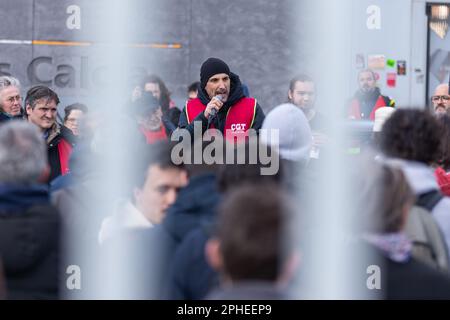 Paris, Frankreich. 27. März 2023. Ein Gewerkschafter, der mit einer Menge Demonstranten spricht. Müllsammler, Gewerkschafter, Studenten und Eisenbahnarbeiter blockierten die Müllverbrennungsanlage Ivry-sur-seine, nachdem die Polizei versucht hatte, den Streik zu beenden. Seit März 6 ist das Abfallverbrennungszentrum (TIRU) in Ivry von Streikenden, Müllsammlern und Arbeitern von Suez, einer Tochtergesellschaft von EDF (Electricité de France), besetzt. (Foto: Telmo Pinto/SOPA Images/Sipa USA) Guthaben: SIPA USA/Alamy Live News Stockfoto