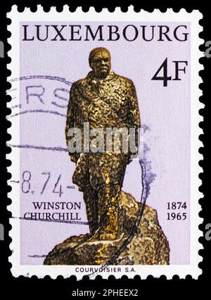 MOSKAU, RUSSLAND - 16. MÄRZ 2023: Der in Luxemburg gedruckte Briefstempel zeigt den Geburtszettel von Sir Winston Churchill (1874-1965), ca. 1974 Stockfoto