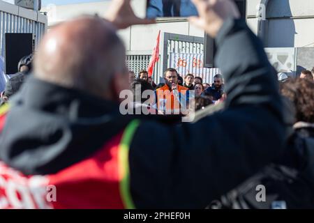 Paris, Frankreich. 27. März 2023. Ein Gewerkschafter, der mit einer Menge Demonstranten spricht. Müllsammler, Gewerkschafter, Studenten und Eisenbahnarbeiter blockierten die Müllverbrennungsanlage Ivry-sur-seine, nachdem die Polizei versucht hatte, den Streik zu beenden. Seit März 6 ist das Abfallverbrennungszentrum (TIRU) in Ivry von Streikenden, Müllsammlern und Arbeitern von Suez, einer Tochtergesellschaft von EDF (Electricité de France), besetzt. (Foto: Telmo Pinto/SOPA Images/Sipa USA) Guthaben: SIPA USA/Alamy Live News Stockfoto