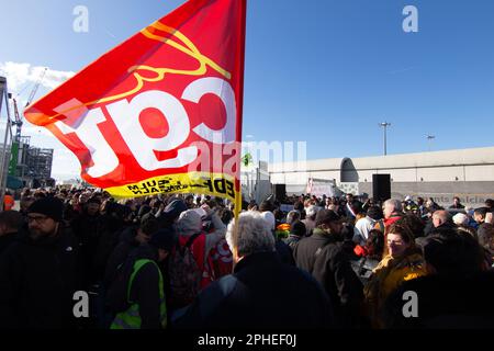 Paris, Frankreich. 27. März 2023. Man sieht, wie die Müllverbrennungsanlage Ivry-sur-seine blockiert wird. Müllsammler, Gewerkschafter, Studenten und Eisenbahnarbeiter blockierten die Müllverbrennungsanlage Ivry-sur-seine, nachdem die Polizei versucht hatte, den Streik zu beenden. Seit März 6 ist das Abfallverbrennungszentrum (TIRU) in Ivry von Streikenden, Müllsammlern und Arbeitern von Suez, einer Tochtergesellschaft von EDF (Electricité de France), besetzt. (Foto: Telmo Pinto/SOPA Images/Sipa USA) Guthaben: SIPA USA/Alamy Live News Stockfoto