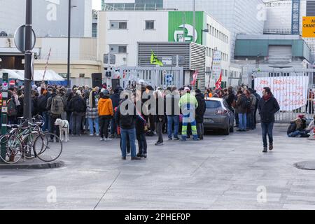 Paris, Frankreich. 27. März 2023. Man sieht, wie die Müllverbrennungsanlage Ivry-sur-seine blockiert wird. Müllsammler, Gewerkschafter, Studenten und Eisenbahnarbeiter blockierten die Müllverbrennungsanlage Ivry-sur-seine, nachdem die Polizei versucht hatte, den Streik zu beenden. Seit März 6 ist das Abfallverbrennungszentrum (TIRU) in Ivry von Streikenden, Müllsammlern und Arbeitern von Suez, einer Tochtergesellschaft von EDF (Electricité de France), besetzt. (Foto: Telmo Pinto/SOPA Images/Sipa USA) Guthaben: SIPA USA/Alamy Live News Stockfoto