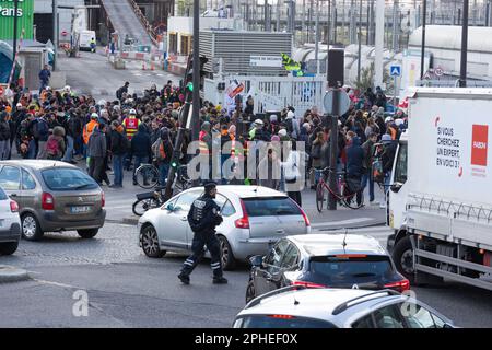 Paris, Frankreich. 27. März 2023. Man sieht, wie die Müllverbrennungsanlage Ivry-sur-seine blockiert wird. Müllsammler, Gewerkschafter, Studenten und Eisenbahnarbeiter blockierten die Müllverbrennungsanlage Ivry-sur-seine, nachdem die Polizei versucht hatte, den Streik zu beenden. Seit März 6 ist das Abfallverbrennungszentrum (TIRU) in Ivry von Streikenden, Müllsammlern und Arbeitern von Suez, einer Tochtergesellschaft von EDF (Electricité de France), besetzt. (Foto: Telmo Pinto/SOPA Images/Sipa USA) Guthaben: SIPA USA/Alamy Live News Stockfoto
