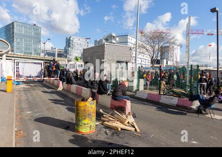 Paris, Frankreich. 27. März 2023. Man sieht, wie die Müllverbrennungsanlage Ivry-sur-seine blockiert wird. Müllsammler, Gewerkschafter, Studenten und Eisenbahnarbeiter blockierten die Müllverbrennungsanlage Ivry-sur-seine, nachdem die Polizei versucht hatte, den Streik zu beenden. Seit März 6 ist das Abfallverbrennungszentrum (TIRU) in Ivry von Streikenden, Müllsammlern und Arbeitern von Suez, einer Tochtergesellschaft von EDF (Electricité de France), besetzt. (Foto: Telmo Pinto/SOPA Images/Sipa USA) Guthaben: SIPA USA/Alamy Live News Stockfoto
