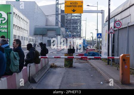 Paris, Frankreich. 27. März 2023. Man sieht, wie die Müllverbrennungsanlage Ivry-sur-seine blockiert wird. Müllsammler, Gewerkschafter, Studenten und Eisenbahnarbeiter blockierten die Müllverbrennungsanlage Ivry-sur-seine, nachdem die Polizei versucht hatte, den Streik zu beenden. Seit März 6 ist das Abfallverbrennungszentrum (TIRU) in Ivry von Streikenden, Müllsammlern und Arbeitern von Suez, einer Tochtergesellschaft von EDF (Electricité de France), besetzt. (Foto: Telmo Pinto/SOPA Images/Sipa USA) Guthaben: SIPA USA/Alamy Live News Stockfoto