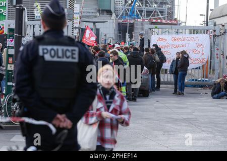 Paris, Frankreich. 27. März 2023. Man sieht, wie die Müllverbrennungsanlage Ivry-sur-seine blockiert wird. Müllsammler, Gewerkschafter, Studenten und Eisenbahnarbeiter blockierten die Müllverbrennungsanlage Ivry-sur-seine, nachdem die Polizei versucht hatte, den Streik zu beenden. Seit März 6 ist das Abfallverbrennungszentrum (TIRU) in Ivry von Streikenden, Müllsammlern und Arbeitern von Suez, einer Tochtergesellschaft von EDF (Electricité de France), besetzt. (Foto: Telmo Pinto/SOPA Images/Sipa USA) Guthaben: SIPA USA/Alamy Live News Stockfoto