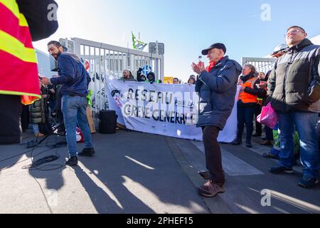 Paris, Frankreich. 27. März 2023. Man sieht, wie die Müllverbrennungsanlage Ivry-sur-seine blockiert wird. Müllsammler, Gewerkschafter, Studenten und Eisenbahnarbeiter blockierten die Müllverbrennungsanlage Ivry-sur-seine, nachdem die Polizei versucht hatte, den Streik zu beenden. Seit März 6 ist das Abfallverbrennungszentrum (TIRU) in Ivry von Streikenden, Müllsammlern und Arbeitern von Suez, einer Tochtergesellschaft von EDF (Electricité de France), besetzt. (Foto: Telmo Pinto/SOPA Images/Sipa USA) Guthaben: SIPA USA/Alamy Live News Stockfoto