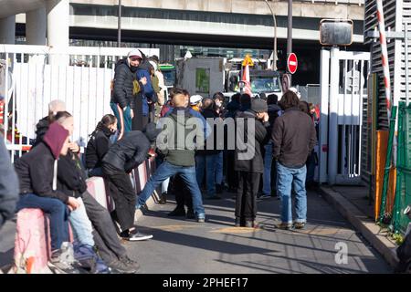 Paris, Frankreich. 27. März 2023. Man sieht, wie die Müllverbrennungsanlage Ivry-sur-seine blockiert wird. Müllsammler, Gewerkschafter, Studenten und Eisenbahnarbeiter blockierten die Müllverbrennungsanlage Ivry-sur-seine, nachdem die Polizei versucht hatte, den Streik zu beenden. Seit März 6 ist das Abfallverbrennungszentrum (TIRU) in Ivry von Streikenden, Müllsammlern und Arbeitern von Suez, einer Tochtergesellschaft von EDF (Electricité de France), besetzt. (Foto: Telmo Pinto/SOPA Images/Sipa USA) Guthaben: SIPA USA/Alamy Live News Stockfoto
