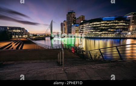 Salford Quays, Manchester bei Nacht. Stockfoto
