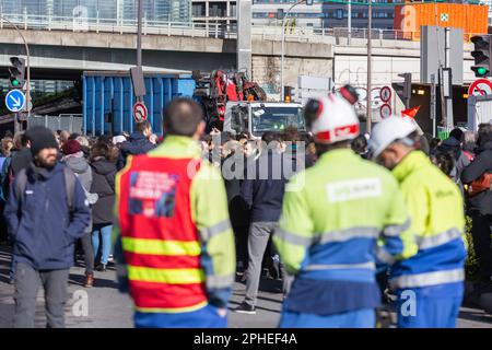 Paris, Frankreich. 27. März 2023. Man sieht, wie die Müllverbrennungsanlage Ivry-sur-seine blockiert wird. Müllsammler, Gewerkschafter, Studenten und Eisenbahnarbeiter blockierten die Müllverbrennungsanlage Ivry-sur-seine, nachdem die Polizei versucht hatte, den Streik zu beenden. Seit März 6 ist das Abfallverbrennungszentrum (TIRU) in Ivry von Streikenden, Müllsammlern und Arbeitern von Suez, einer Tochtergesellschaft von EDF (Electricité de France), besetzt. (Foto: Telmo Pinto/SOPA Images/Sipa USA) Guthaben: SIPA USA/Alamy Live News Stockfoto