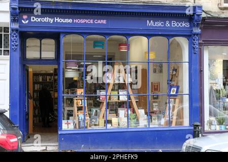 Blick auf das Stadtzentrum von Bath. Shopfront von Dorothy House Hospiz Care, Wohltätigkeitsladen. Stockfoto