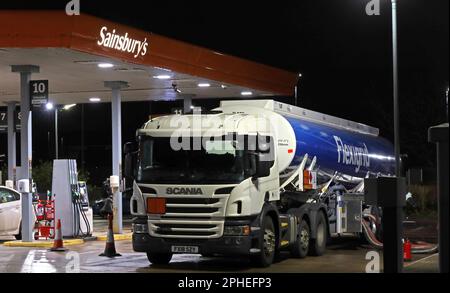 Knickgelenkter Tankwagen mit Nachtanlieferung in Flexigrid-Lackierung, liefert Benzin/Diesel an den Supermarkt J Sainsbury, Church St, Warrington, Großbritannien Stockfoto