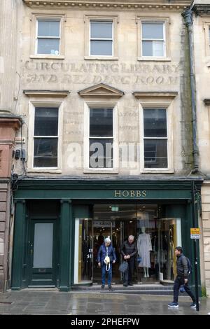 Blick auf das Stadtzentrum von Bath. Hobbs Fashion Shop und die zirkulierende Bibliothek und das Geisterzeichen im Leseraum. Stockfoto