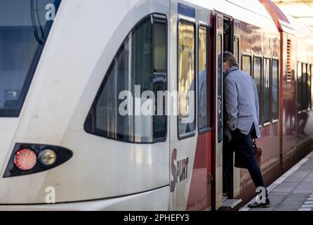 ARNHEIM - Ein Reisender steigt auf dem Weg von Arnheim nach Tiel in einen Arriva-Zug. Der Eisenbahntransporteur Arriva versucht, über das Gericht, wo die NS noch immer regiert, einen besseren Zugang zum Haupteisenbahnnetz zu erlangen. ANP SEM VAN DER WAL niederlande raus - belgien raus Stockfoto