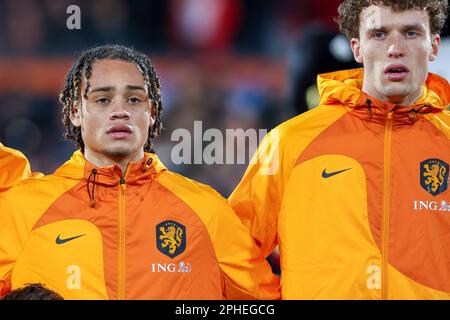 27-03-2023: Sport: Nederland gegen Gibraltar ROTTERDAM, NIEDERLANDE - MÄRZ 27: Xavi Simons (Niederlande) und Mats Wieffer (Niederlande) während des Spiels Stockfoto