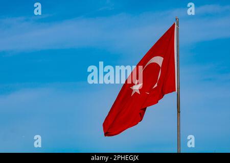 Die Türkische Flagge Winkend. Konzeptfoto zu den Feiertagen von Turkiye mit Kopierbereich für Texte. Stockfoto