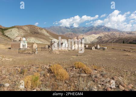 Historischer Friedhof in der Nähe von Kysyl Oi, Kirgisistan Stockfoto