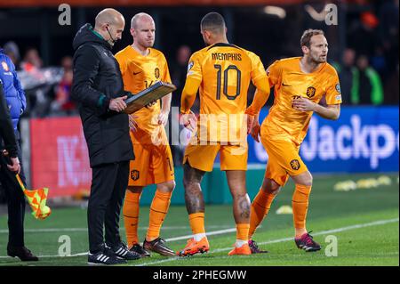 27-03-2023: Sport: Nederland gegen Gibraltar ROTTERDAM, NIEDERLANDE - MÄRZ 27: Davy Klaassen (Niederlande), Memphis Depay (Niederlande) und Daley Blind Stockfoto