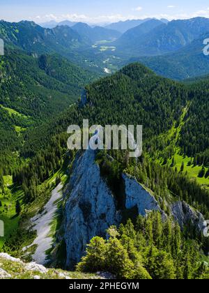 Blick in Richtung Oberammergau und das Tal des Flusses Ammer. Naturpark Ammergau Alpen (Ammergauer Alpen) in den nördlichen Kalksteinalpen Oberbayerns. Stockfoto