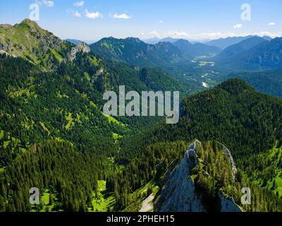 Blick auf Mt. Grosse Klammspitz und das Tal des Flusses Ammer. Naturpark Ammergau Alpen (Ammergauer Alpen) in den nördlichen Kalksteinalpen der Oberalpen Stockfoto