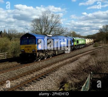 Klasse 66 Diesellokomotiven Nr. 66047 „Maritime Intermodal Two“ und 66004 „Pulling InterBulk Tanks“ an Hatton North Junction, Warwickshire, Großbritannien Stockfoto