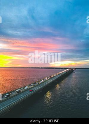 Eine Luftaufnahme einer Brücke über dem Wasser am Abend in Fort Myers, Florida. Stockfoto