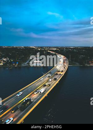 Eine Luftaufnahme einer Brücke über dem Wasser am Abend in Fort Myers, Florida. Stockfoto