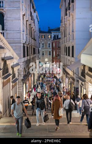 Touristenmassen, Sightseeing und Shopping auf der Straße und Rialtobrücke in Venedig Stockfoto